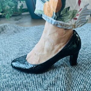 NINE WEST Elegant Black Croc Embossed Shoes Pumps Sz 7.5 Women's 2-1/2” Heels